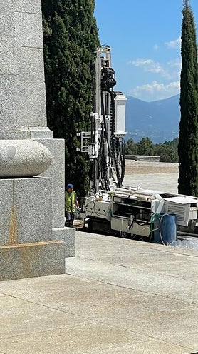 Imagen secundaria 2 - Detalle de las perforaciones en la explanada