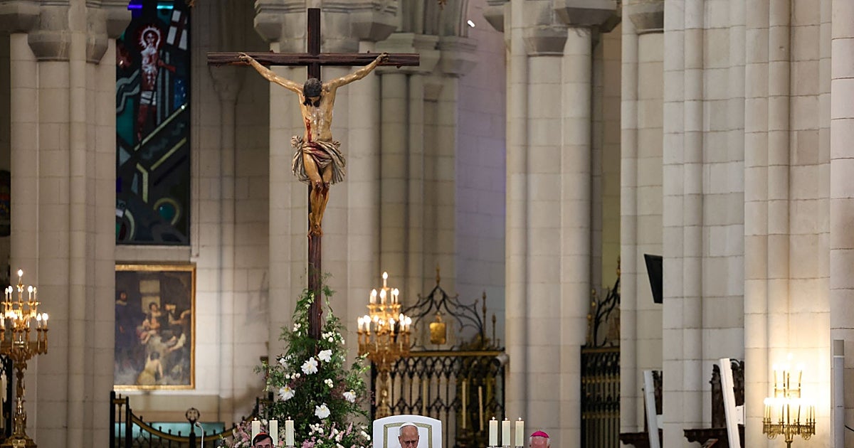León XIV entrega la Rosa de Oro a la Virgen de la Almudena y