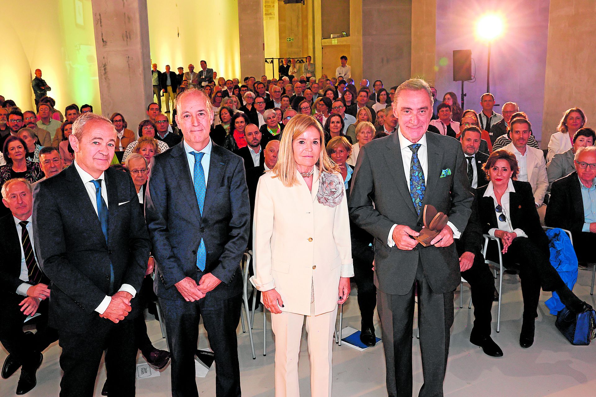 Carlos Herrera recibe el premio José Javier Uranga, que conc