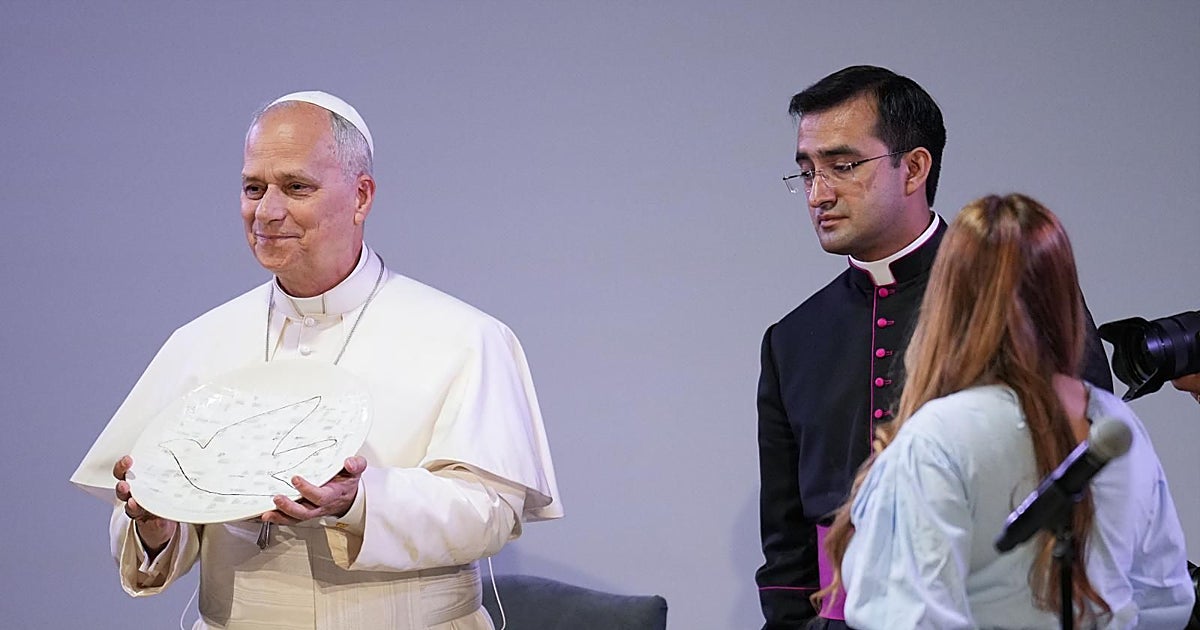 Un plato de cerámica para el Papa y una carta con una cita d