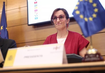 Mónica García «se queda sola»: acusa a las autonomías de perpetuar la huelga médica y estas rompen con ella