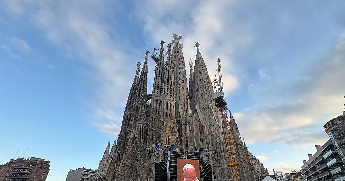 León XIV bendice la torre más alta de la Sagrada Familia com