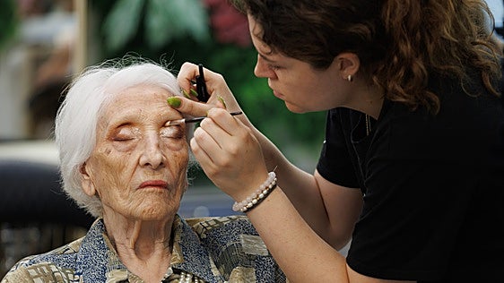 Rímel, pintalabios y sombra de ojos para combatir el edadismo: «Nunca me había sentido tan guapa»