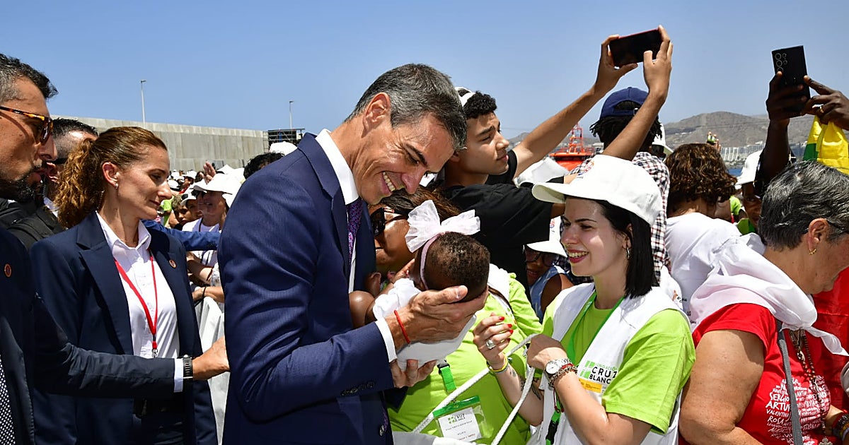 Sánchez imita al Papa y 'bendice' a un bebé en Canarias