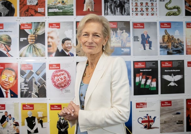 Zanny Minton Beddoes posa delante de las portadas de la prestigiosa revista 'The Economist'.