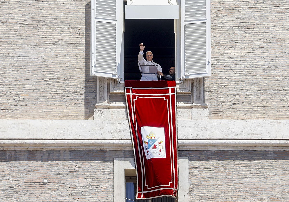 El papa León XIV dirige la oración del Ángelus desde la ventana de su despacho, con vistas a la Plaza de San Pedro, en la Ciudad del Vaticano.