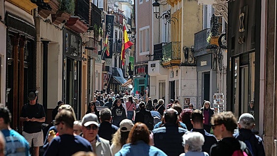 La población española alcanzará los 53 millones en 2076 y solo el 60% serán nacidos en el país, según el INE