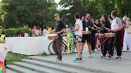 Decenas de personas participan en el desfile del Orgullo en Macedonia del Norte