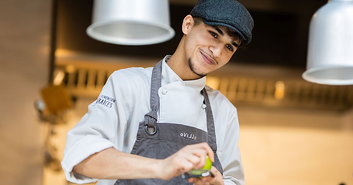Del centro de menores a dirigir cocinas: la escuela de restauración para jóvenes inmigrantes chef de Ovillo