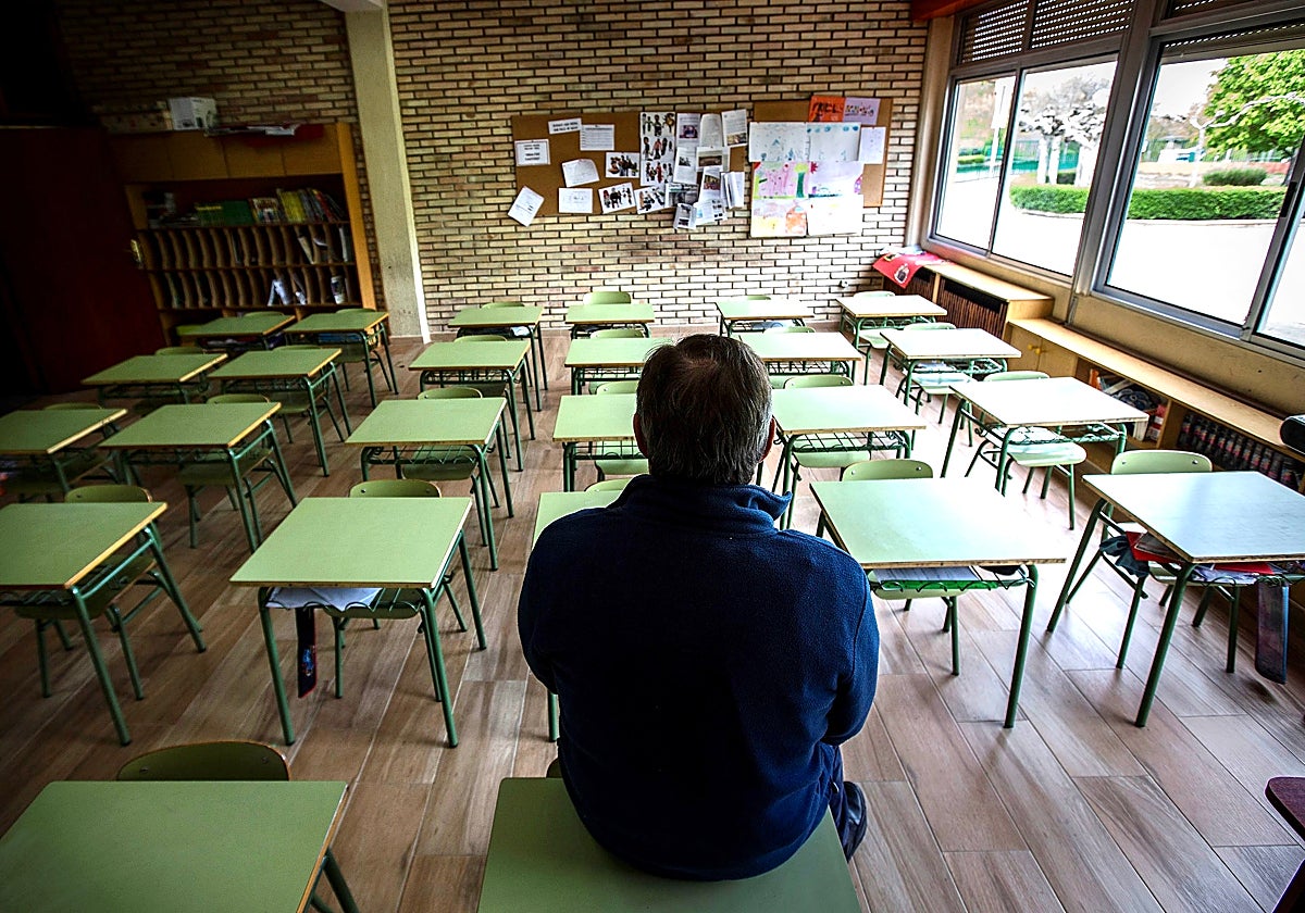 Un docente en una clase vacía de un centro de Aranda de Duero (Burgos)