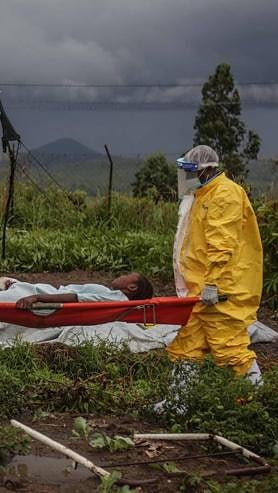 Imagen secundaria 2 - Sanitarios luchan contra el ébola en el Congo.