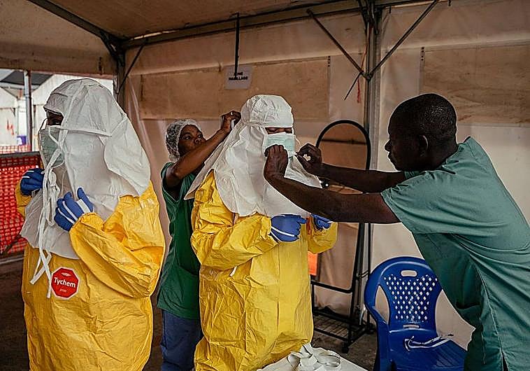 Imagen principal - Sanitarios luchan contra el ébola en el Congo.