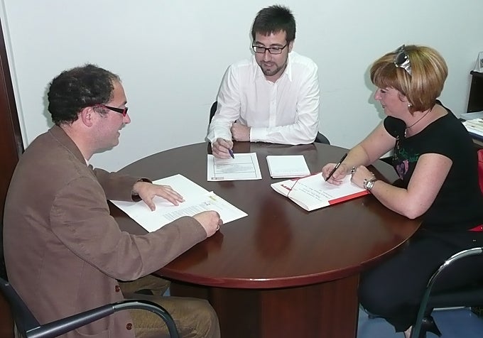 A la izquierda, Rafael San José (el médico candidato a la alcaldía del PSOE que tuvo a Leire Díez como mano derecha). En el centro, un exalcalde de Colindres (Javier Incera)