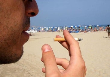 El Gobierno prohibirá fumar en playas además de en las terrazas de los bares