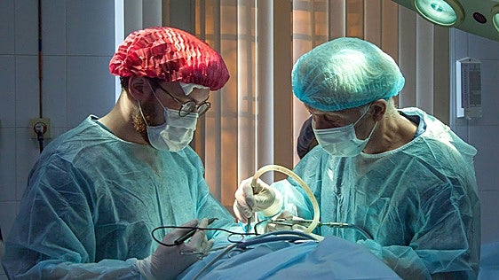 La paradoja de la sanidad europea: hay un 26% más de médicos, pero el sistema bordea el colapso