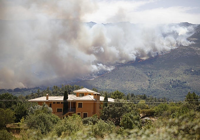 La lengua de fuego entre Navaluenga y Burgohondo (Ávila), desde el puerto de Navalmoral.