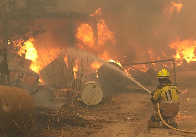 Un bombero intenta controlar el fuego en Cabreros, cerca de Ávila y a 80 kilómetros de Madrid.