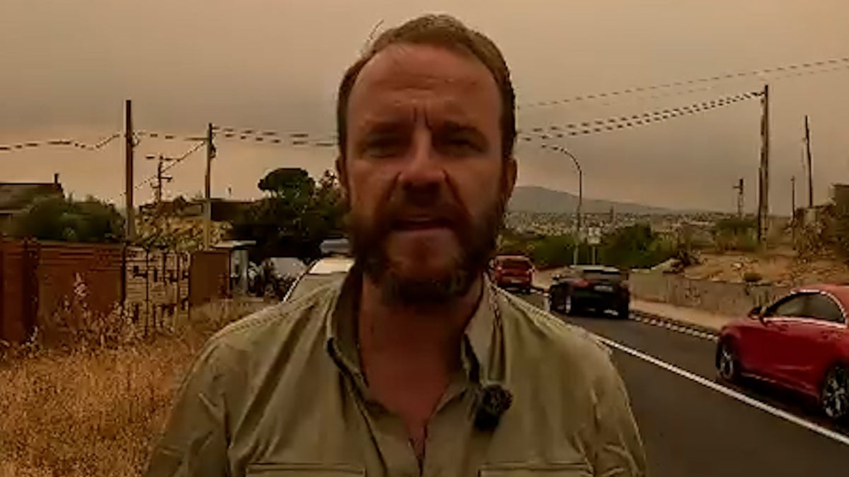 Miles de personas huyen por carretera del incendio en la sierra oeste de Madrid