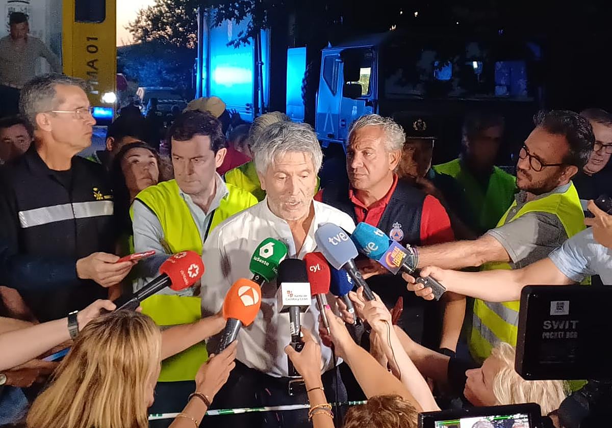 Marlaska anticipa una noche «muy complicada» tras la «unión técnica» de los fuegos y pide confianza