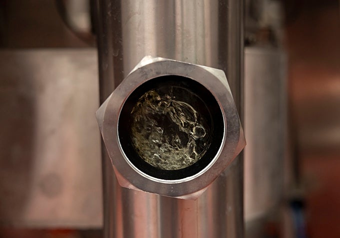 La desalcoholización del vino se lleva a cabo en un gran depósito de acero inoxidable donde se 'separan' los aromas y el propio alcohol