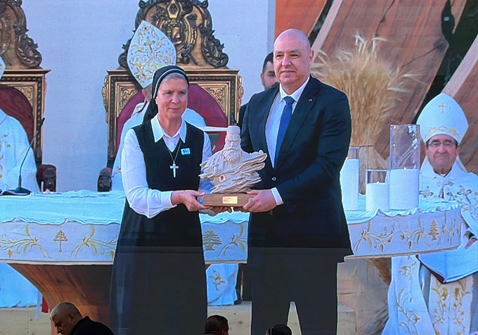 La Madre Marie-Antoinette Saade dando una reliquia del nuevo beato al Presidente de la Republica, Joseph Aoun.