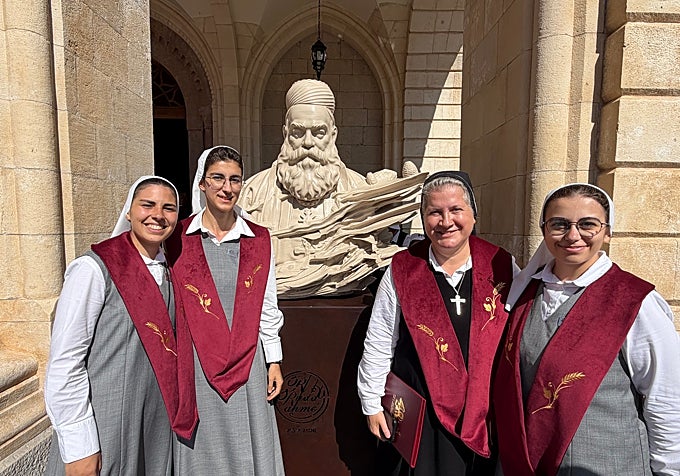 Sr. Rima con novicias.
