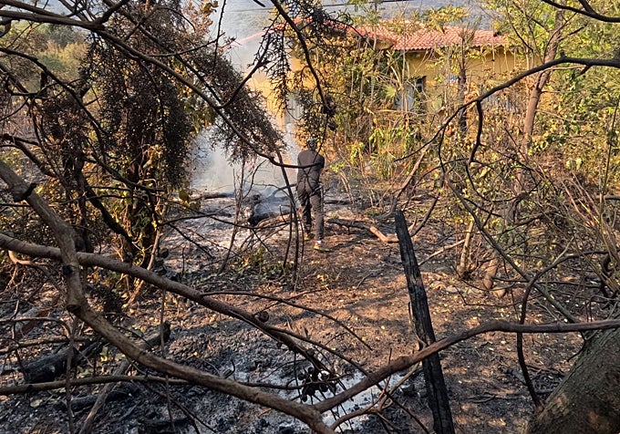 Uno de los voluntarios luchando contra el fuego