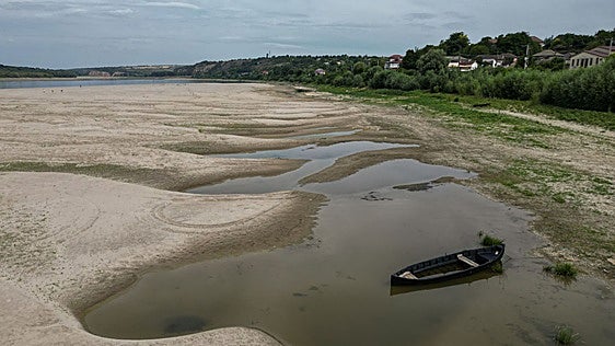 Cientos de barcos varados y turistas afectados por la falta de agua del Danubio