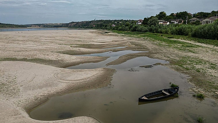 Cientos de barcos varados y turistas afectados por la falta de agua del Danubio