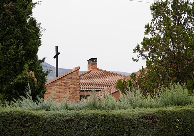 Fachada de una de las casas donde viven Las Hijas del Amor Misericordioso en Los Molinos (Madrid)