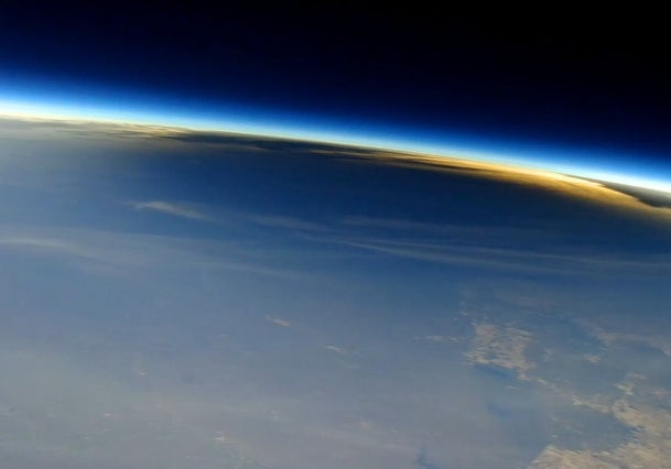 Esta imagen muestra la sombra de la Luna sobre la Tierra durante el eclipse solar total del 8 de abril de 2024, visto desde unos 27.000 metros (90.000 pies) de altura por una cámara montada en un globo científico.