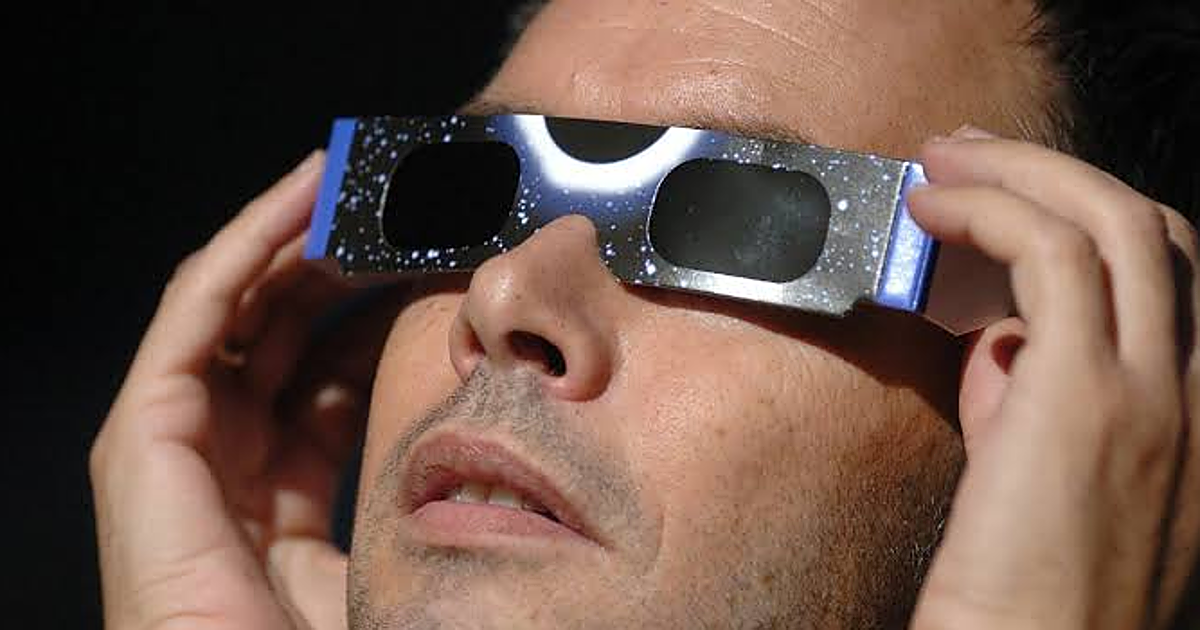 Dónde comprar las gafas homologadas para ver el eclipse solar total del miércoles 12 de agosto: supermercados y tiendas donde comprarlas