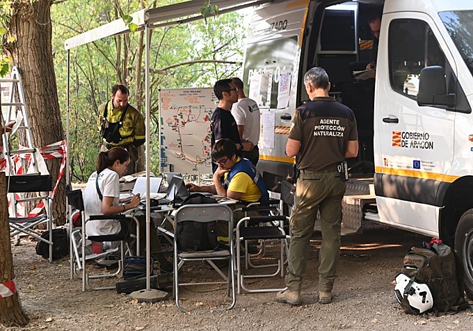 Agentes forestales del Gobierno de Aragón durante las labores de extinción de un incendio forestal, a 14 de agosto de 2026, en Las Peñas de Riglos.