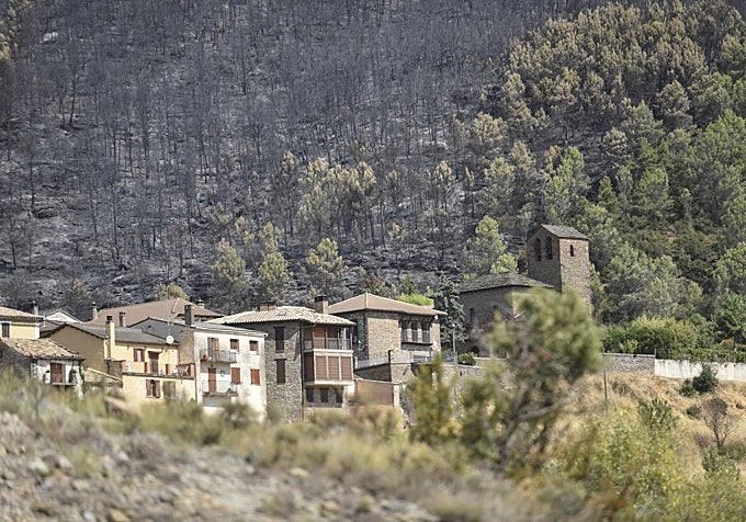 Vista de zonas calcinadas tras el paso del incendio de Las Peñas de Riglos, a 11 de agosto de 2026.