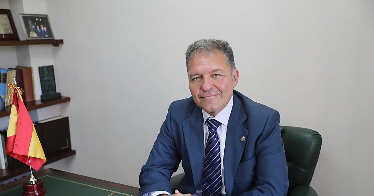 Enrique Roviralta, presidente de los médicos de Ceuta: «Hay un riesgo real de epidemia, esto es una bomba de relojería»