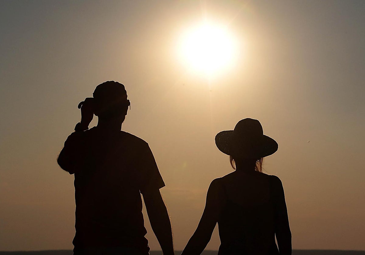 Una pareja observa el eclipse en León.