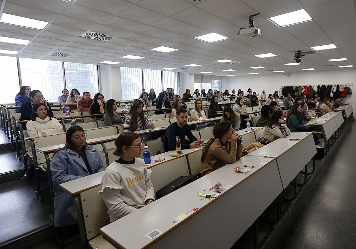 Los médicos no podrán comer nada ni usar tapones para los oídos en el examen MIR