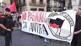 Unos 400 antifascistas protestan ante unos cien ultras de Save Europe Act en Barcelona