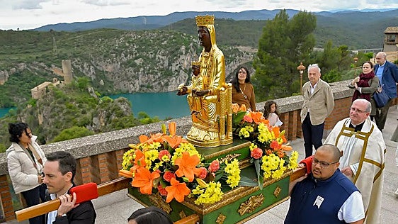 La vuelta de la Virgen de Torreciudad a la ermita original por un día reabre la batalla por el santuario