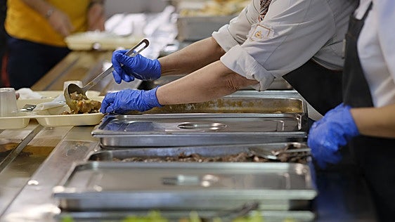 Inglaterra prohíbe los fritos y limita los postres en los comedores escolares para combatir la obesidad infantil