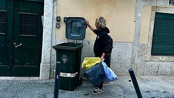 «Mil euros por recoger latas»: el negocio de la basura que ha llevado al caos a Portugal y llegará a España