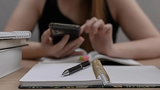 Illa plantea vetar la IA en las escuelas hasta los 14 años, mientras los docentes aseguran que su uso es residual