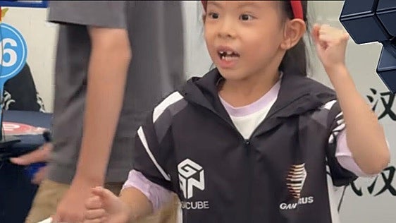 Lian Yunzhi, la niña china de 6 años que se ha convertido en la más rápida del mundo en resolver el cubo de Rubik