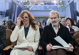 La ministra Mónica García y Fernando Simón, en un acto del aniversario de la pandemia, en marzo de 2025