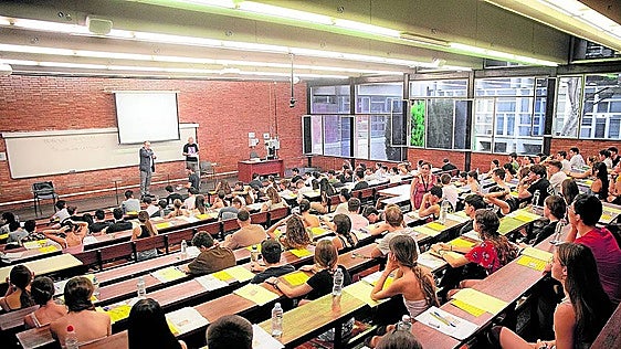 Cataluña recupera las lecturas obligatorias  y anuncia el regreso al papel tras el descalabro de PISA