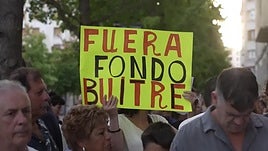 Cientos de personas claman en Santander contra los fondos buitre en solidaridad con Maricarmen