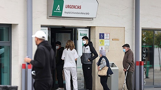 Pacientes con mascarilla entran en las urgencias de un hospital