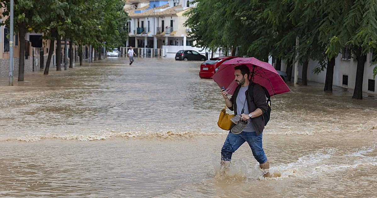 Calles inundadas y coches arrastrados: los estragos del temporal en Albacete y Murcia