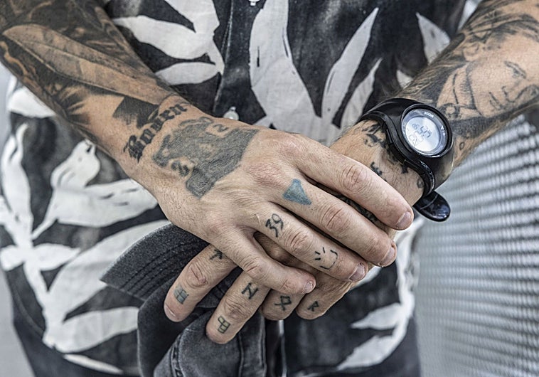 Imagen principal - Detalle de los tatuajes de David Saavedra. Salma Halifa, exintegrista islámica y cofundadora de Abriendo Brecha con el primero, en dos imágenes personales.