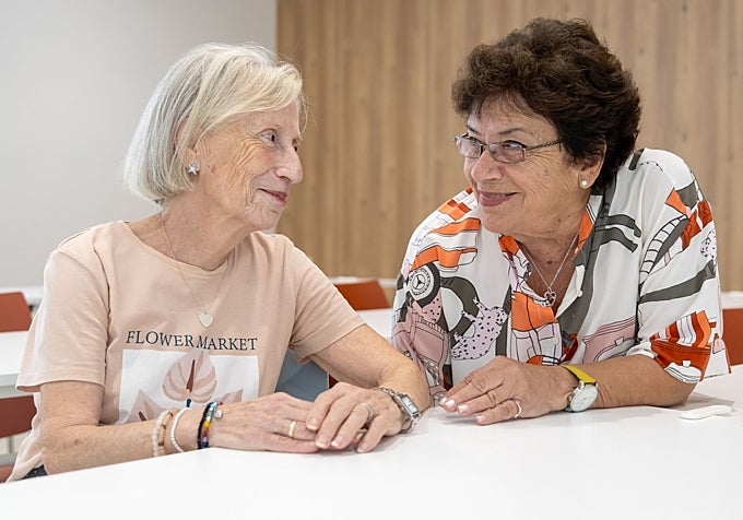 Pilar y Pepi, participantes del programa contra la soledad de los mayores
